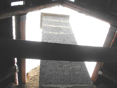 Horní část komínu - nutno doplnit kotvení do krovu a nadstřešní část opatřit povrchovou úpravou